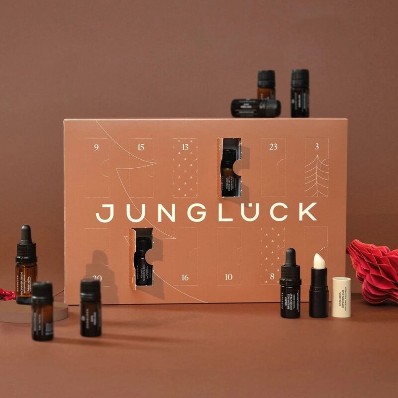 JUNGLÜCK Adventskalender 2025 mit 24 veganen Naturkosmetik-Minis, Bestseller-Seren und Gutschein in limitierter Box.