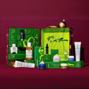 Kiehl’s Adventskalender 2025 mit 24 Hautpflege-Highlights wie Ultra Facial Cream und Seren in festlicher Geschenkbox.