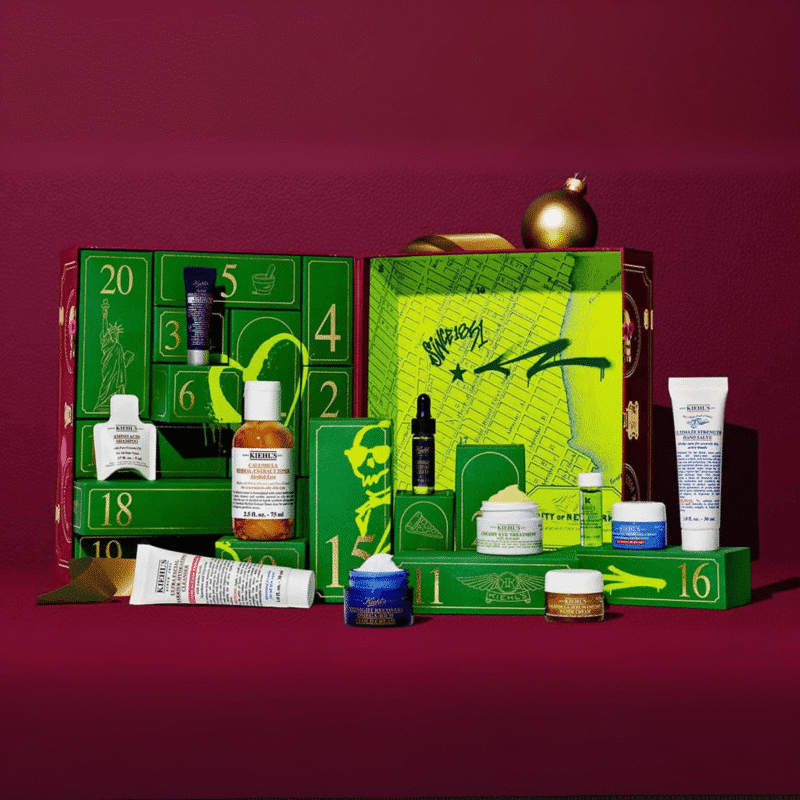 Kiehl’s Adventskalender 2025 mit 24 Hautpflege-Highlights wie Ultra Facial Cream und Seren in festlicher Geschenkbox.