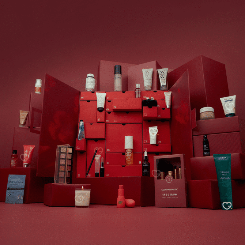 LOOKFANTASTIC Adventskalender 2025 mit 28 Beauty-Highlights, 17 Fullsize-Produkten und festlich luxuriösem Design.
