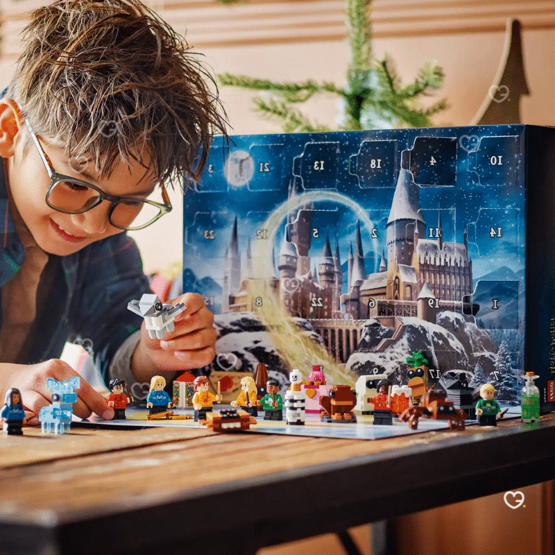 Lego Harry Potter Adventskalender 2025 (76456) mit 278 Teilen, 8 Minifiguren in Hogwarts-Pullovern und magischen Kreaturen.