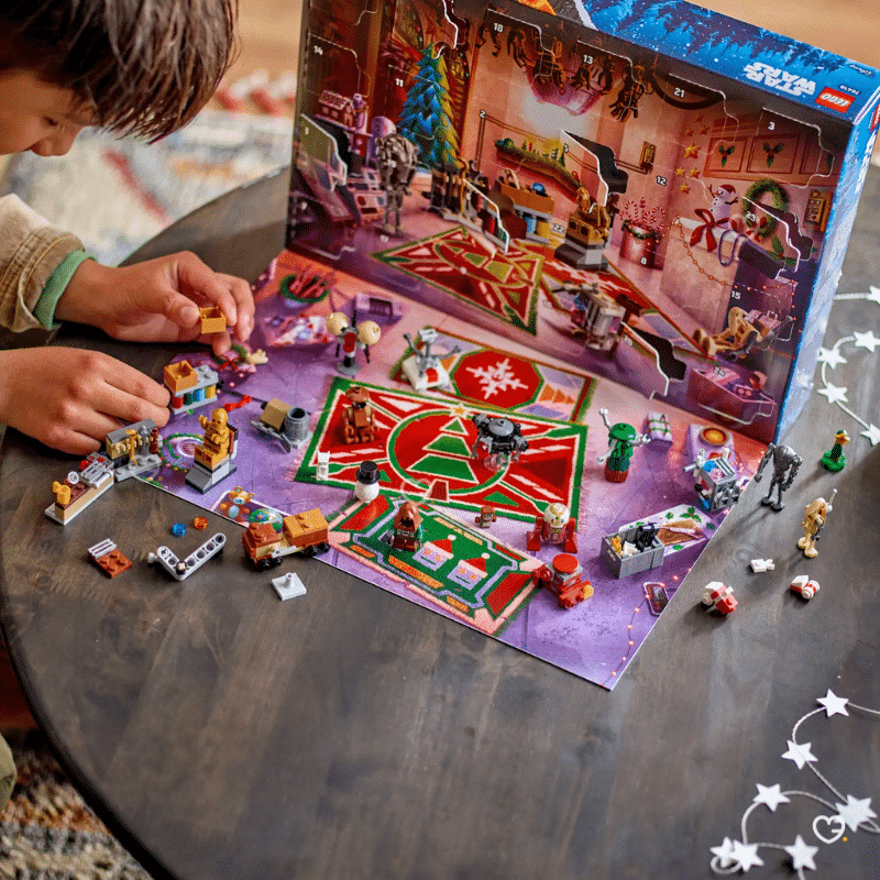 Lego Star Wars Adventskalender 2025 (75418) mit 263 Teilen, 24 Überraschungen und exklusiven Minifiguren wie BB-8 im Schneemannkostüm.