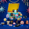Lush Adventskalender 2025 in kunstvoller Box mit 25 veganen Beauty-Überraschungen von Badebomben bis Parfum.