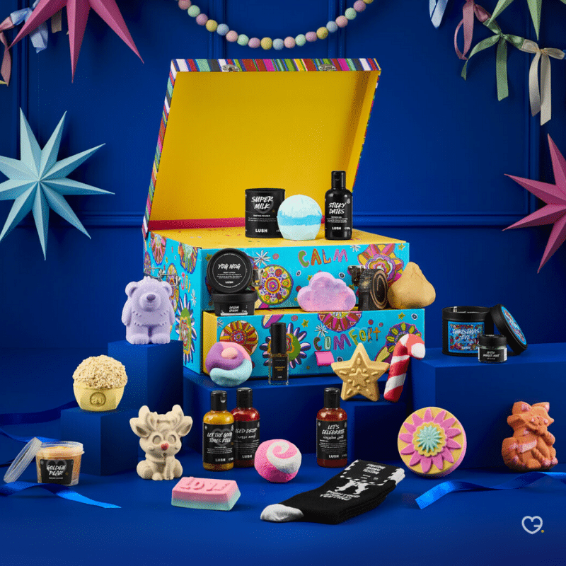 Lush Adventskalender 2025 in kunstvoller Box mit 25 veganen Beauty-Überraschungen von Badebomben bis Parfum.