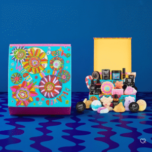 Lush Adventskalender 2025 in kunstvoller Box mit 25 veganen Beauty-Überraschungen von Badebomben bis Parfum.