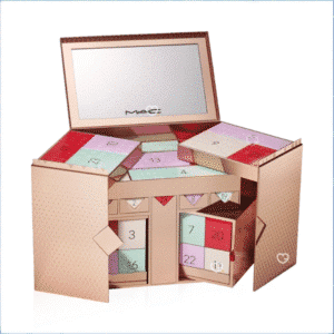 MAC Cosmetics Adventskalender 2025 in festlicher Box mit 24 Make-up- und Skincare-Highlights plus limitierten Accessoires.