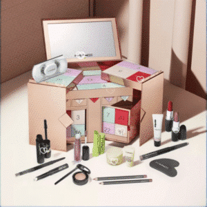 MAC Cosmetics Adventskalender 2025 in festlicher Box mit 24 Make-up- und Skincare-Highlights plus limitierten Accessoires.