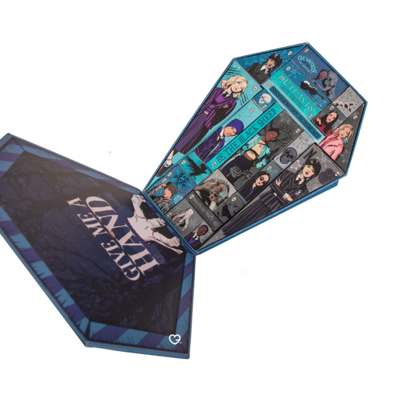 Mercredi Deluxe – Cineraplicas Adventskalender 2025 mit 24 Fanartikeln wie Schmuck, Figuren und Accessoires für Wednesday-Fans.