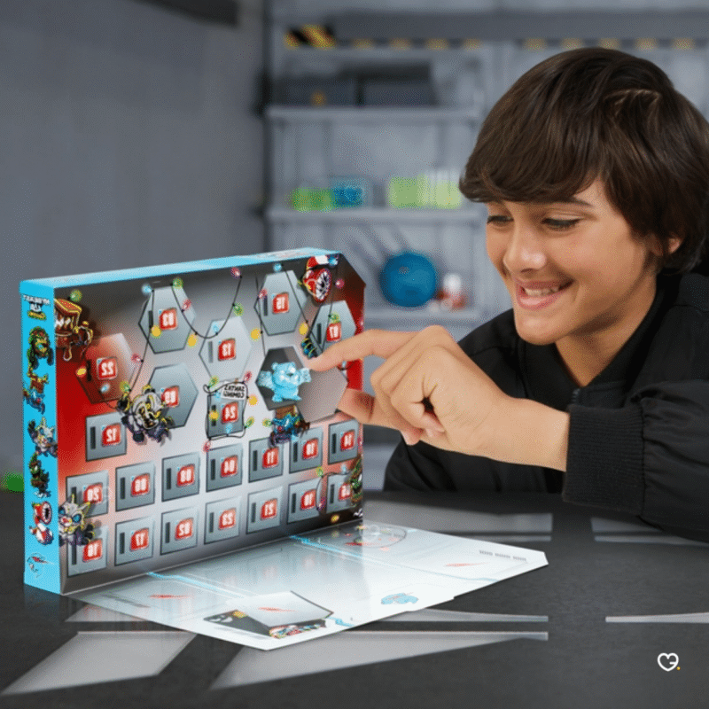 MrBeast Hyper Fusion Adventskalender 2025 mit 24 Überraschungen, 14 Mini-Kreaturen, Stickern und festlichen Fusions-Kapseln.