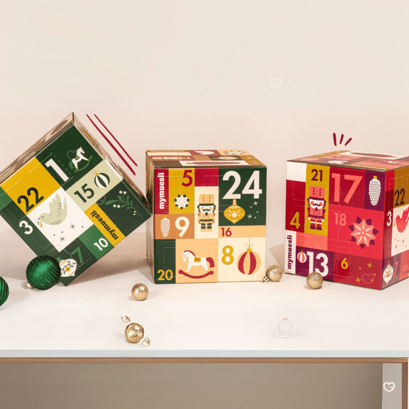 Muesli 2-go Adventskalender 2025 mit 24 Bio-Müslis in Bechern, 12 exklusiven Sorten und festlicher Gourmet-Box.