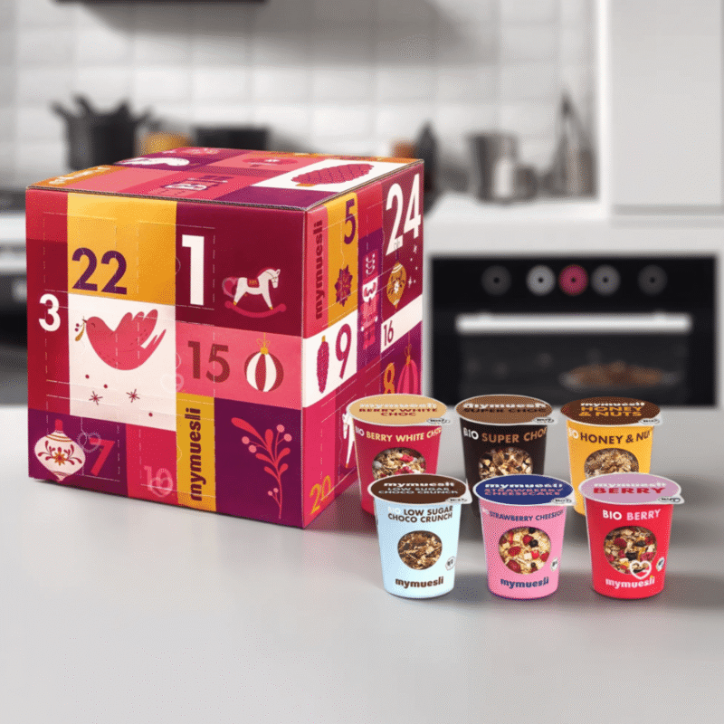Muesli 2-go Adventskalender 2025 mit 24 Bio-Müslis in Bechern, 12 exklusiven Sorten und festlicher Gourmet-Box.