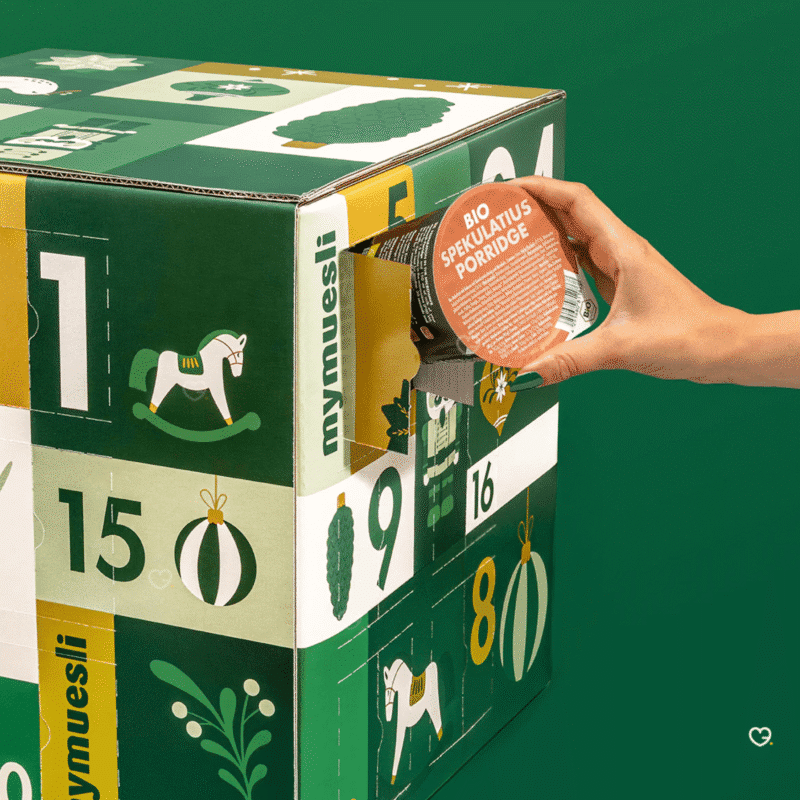 Mymuesli Porridge Adventskalender 2025 mit 24 Bio-Sorten, 18 exklusiv, festliche Box mit Gutschein für Genießer:innen.