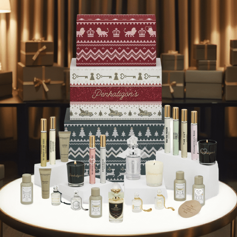Penhaligon’s Adventskalender 2025 in festlicher Box mit 24 luxuriösen Miniaturen aus Parfum, Bodycare und Duftkerzen.
