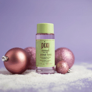 Pink Box Adventskalender 2025 mit 24 Beauty-Highlights wie Serum, Mascara und Eyeshadow Palette für festliche Selfcare.