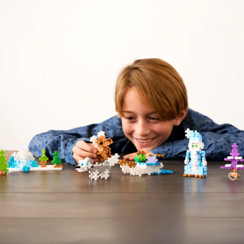 Plus Plus Adventskalender 2025 mit 25 kreativen Überraschungen, rund 600 Bausteinen, Rädern und Bauplatte für Kinder.
