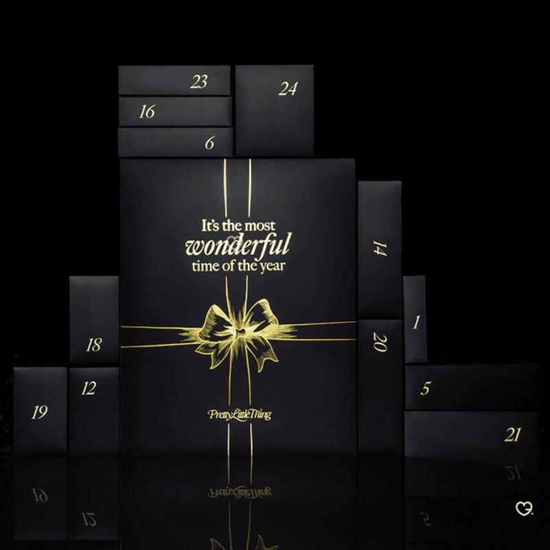 Prettylittlething Adventskalender 2025 mit 24 Beauty-Überraschungen wie Make-up, Haut- und Haarpflege im festlichen Design.
