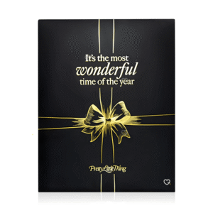 Prettylittlething Adventskalender 2025 mit 24 Beauty-Überraschungen wie Make-up, Haut- und Haarpflege im festlichen Design.