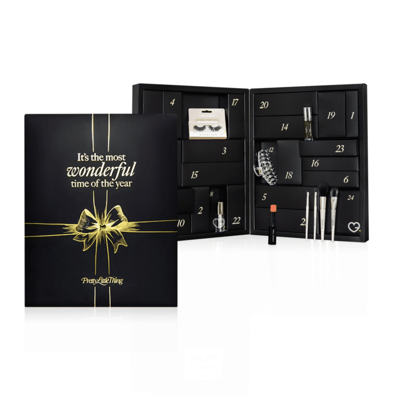 Prettylittlething Adventskalender 2025 mit 24 Beauty-Überraschungen wie Make-up, Haut- und Haarpflege im festlichen Design.
