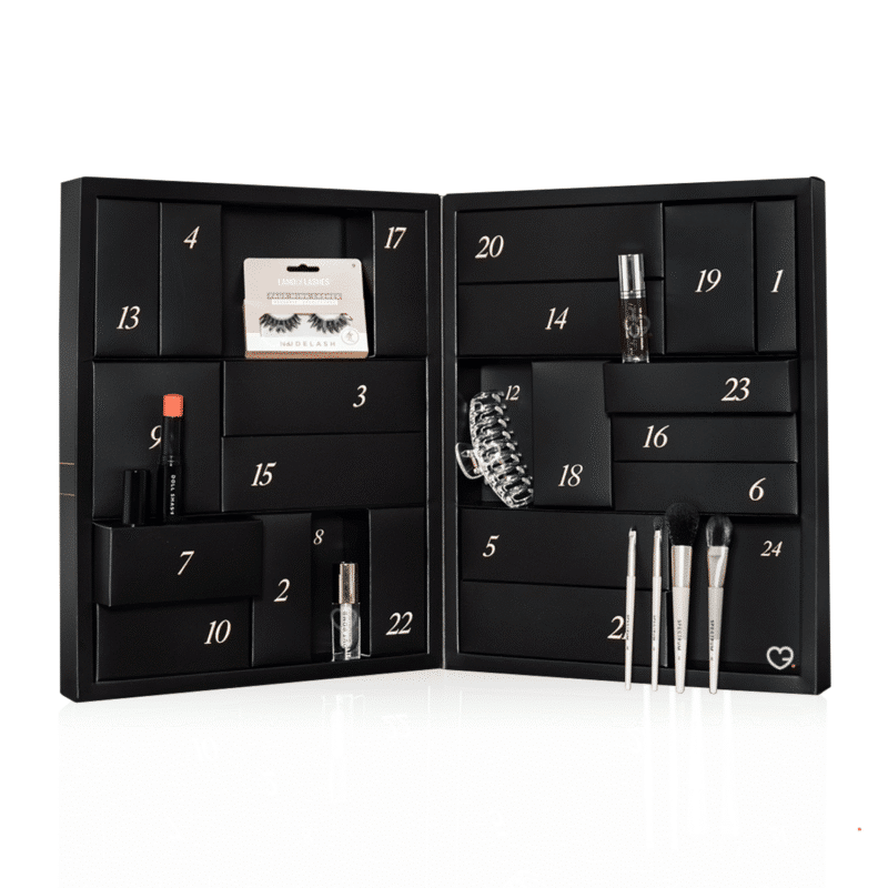 Prettylittlething Adventskalender 2025 mit 24 Beauty-Überraschungen wie Make-up, Haut- und Haarpflege im festlichen Design.