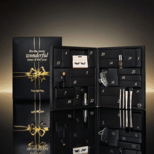 Prettylittlething Adventskalender 2025 mit 24 Beauty-Überraschungen wie Make-up, Haut- und Haarpflege im festlichen Design.