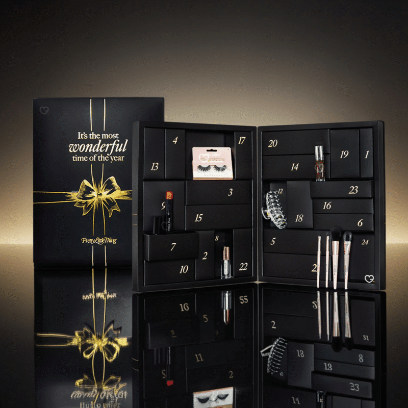 Prettylittlething Adventskalender 2025 mit 24 Beauty-Überraschungen wie Make-up, Haut- und Haarpflege im festlichen Design.