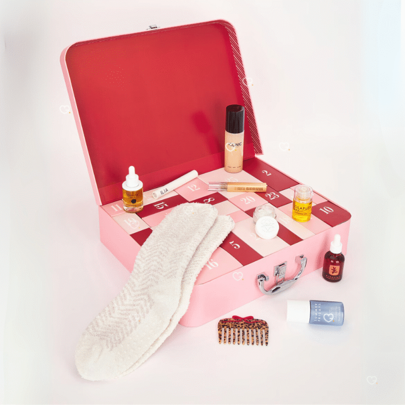 Revolve Adventskalender 2025 mit 25 Luxus-Beautyprodukten von Marken wie Olaplex, Dr. Barbara Sturm und Pat McGrath