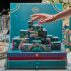 Sabon Adventskalender 2025 mit 24 luxuriösen Beauty-Produkten wie Peelings, Duschölen, Cremes und Masken in festlicher Box.