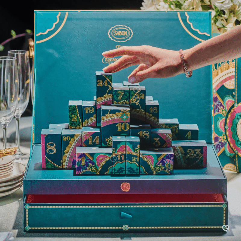 Sabon Adventskalender 2025 mit 24 luxuriösen Beauty-Produkten wie Peelings, Duschölen, Cremes und Masken in festlicher Box.