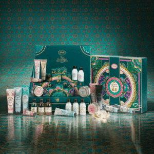 Sabon Adventskalender 2025 mit 24 luxuriösen Beauty-Produkten wie Peelings, Duschölen, Cremes und Masken in festlicher Box.