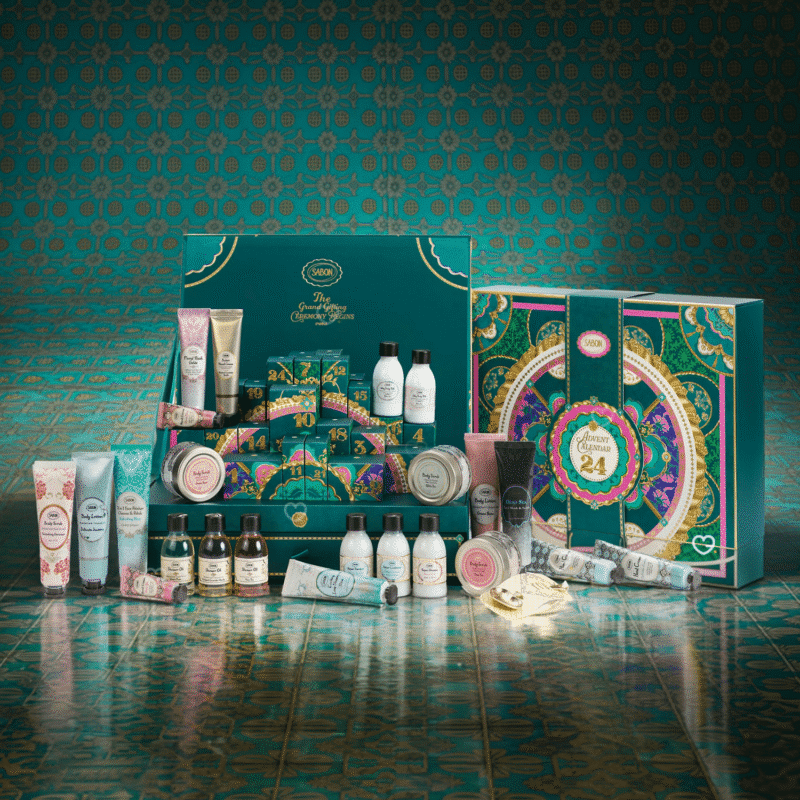 Sabon Adventskalender 2025 mit 24 luxuriösen Beauty-Produkten wie Peelings, Duschölen, Cremes und Masken in festlicher Box.
