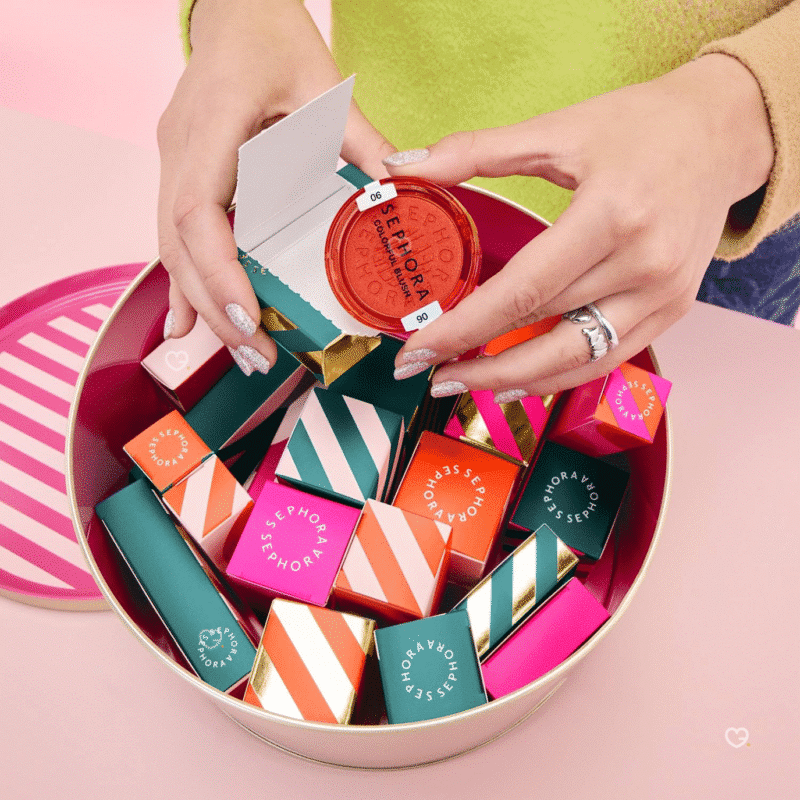 Sephora Collection Premium Adventskalender 2025 in goldener Metalldose mit 24 Beauty-Überraschungen aus Make-up und Skincare