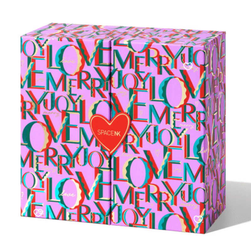 Space NK Adventskalender 2025 in edler Box mit 35 Luxus-Beautyprodukten, darunter 26 Full-Size von Marken wie Tatcha und Olaplex.