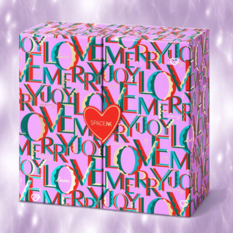 Space NK Adventskalender 2025 in edler Box mit 35 Luxus-Beautyprodukten, darunter 26 Full-Size von Marken wie Tatcha und Olaplex.