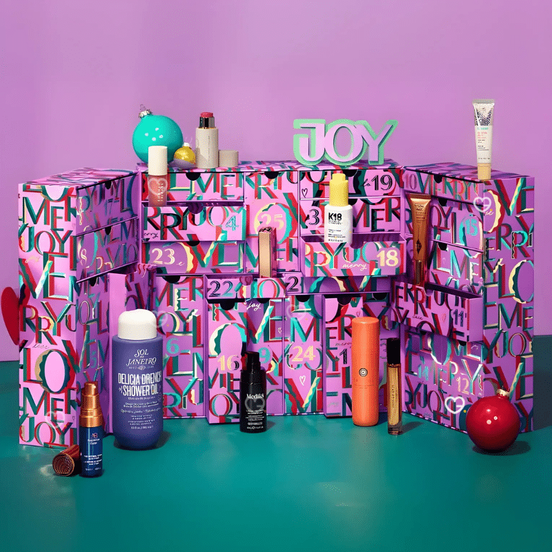 Space NK Adventskalender 2025 in edler Box mit 35 Luxus-Beautyprodukten, darunter 26 Full-Size von Marken wie Tatcha und Olaplex.
