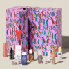 Space NK Adventskalender 2025 in edler Box mit 35 Luxus-Beautyprodukten, darunter 26 Full-Size von Marken wie Tatcha und Olaplex.