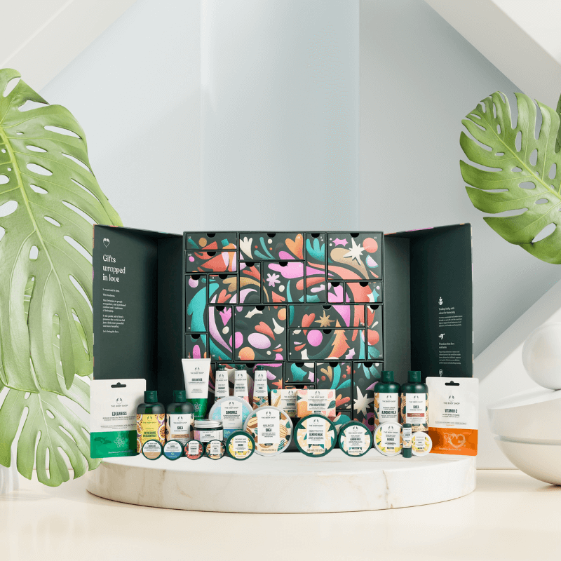 The Body Shop Ultimate Adventskalender 2025 mit 25 luxuriösen Pflegeprodukten wie Cremes, Body Butters und Masken in festlicher Box