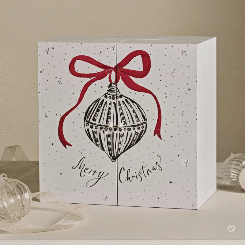 The White Company Adventskalender 2025 mit 25 luxuriösen Beauty- und Home-Produkten wie Düften, Kerzen und Pflege.