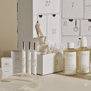 The White Company Adventskalender 2025 mit 25 luxuriösen Beauty- und Home-Produkten wie Düften, Kerzen und Pflege.