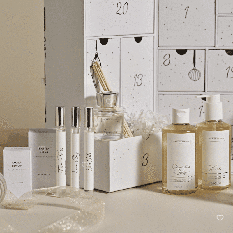 The White Company Adventskalender 2025 mit 25 luxuriösen Beauty- und Home-Produkten wie Düften, Kerzen und Pflege.