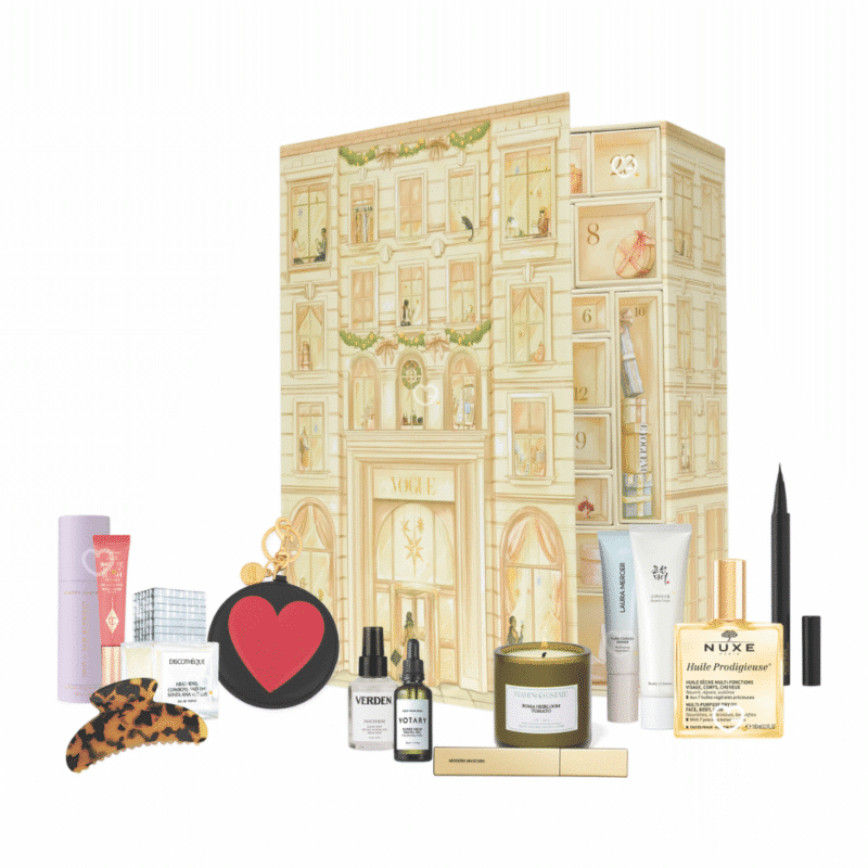 VOGUE Adventskalender 2025 in eleganter Box mit 31 Luxus-Highlights aus Beauty, Parfum, Mode und exklusivem Vogue-Abo.
