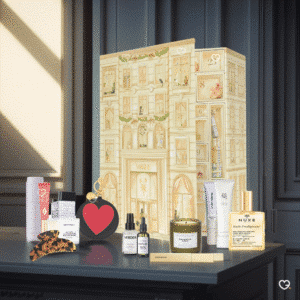 VOGUE Adventskalender 2025 in eleganter Box mit 31 Luxus-Highlights aus Beauty, Parfum, Mode und exklusivem Vogue-Abo.