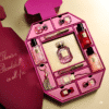 Victoria's Secret Adventskalender 2025 mit 12 Bombshell Beauty-Highlights wie Eau de Parfum, Gloss und Mini Mists in festlicher Box.