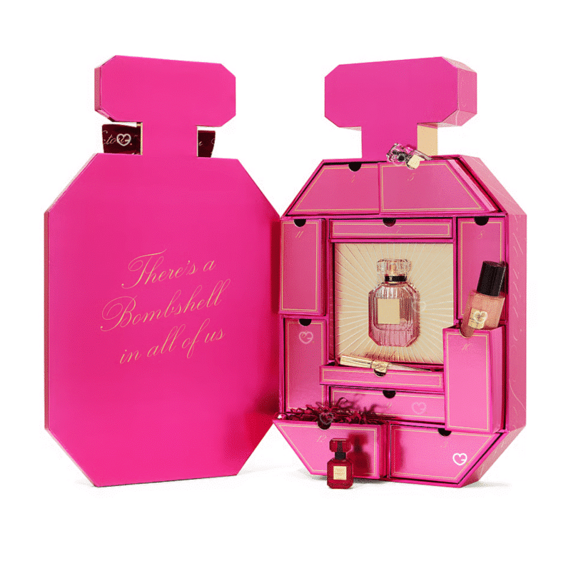 Victoria's Secret Adventskalender 2025 mit 12 Bombshell Beauty-Highlights wie Eau de Parfum, Gloss und Mini Mists in festlicher Box.