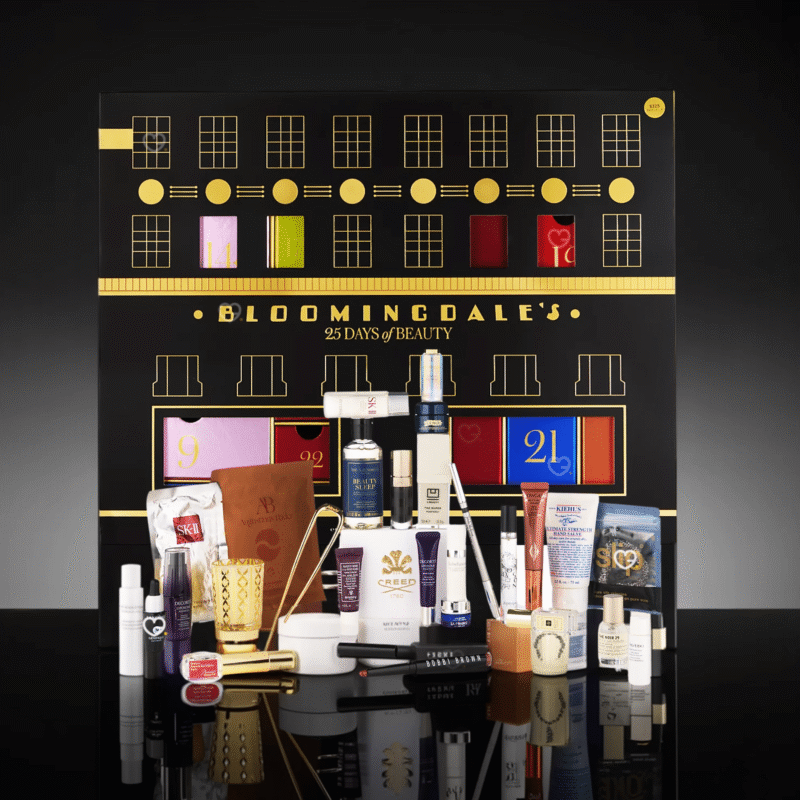bloomingdales Adventskalender 2025 mit 27 Luxus-Beautyprodukten, inkl. 9 Originalgrößen von Marken wie La Mer und Jo Malone