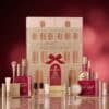 Catrice Adventskalender 2026 alle 24 Make-up-Produkte ausgebreitet vor rotem Hintergrund
