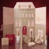 Catrice Adventskalender 2026 geoeffnet mit nummerierten Tuerchen und Make-up-Produkten davor