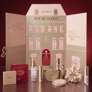Catrice Adventskalender 2026 geoeffnet mit nummerierten Tuerchen und Make-up-Produkten davor