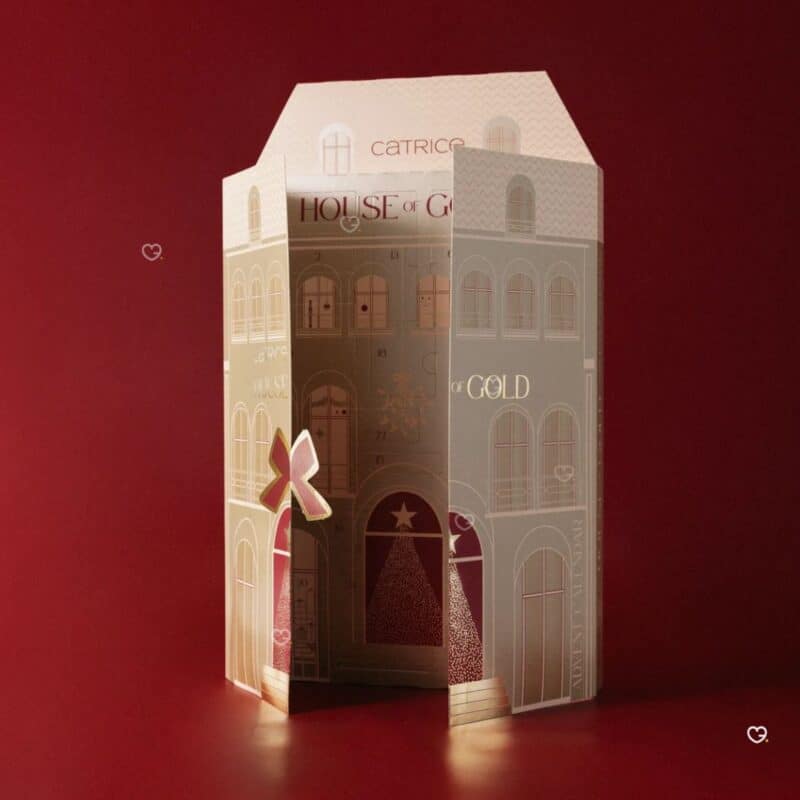 Catrice Adventskalender 2026 geoeffnete Hausbox dreidimensional im Ambiente