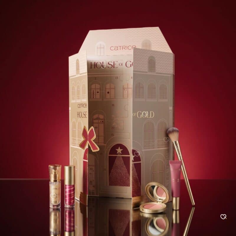 Catrice Adventskalender 2026 goldene Hausbox in 3D mit Make-up-Produkten