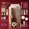 Catrice Adventskalender 2026 Make-up-Produkte vor rotem Hintergrund ausgebreitet